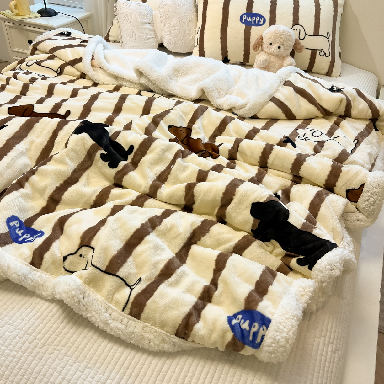 91家纺网 家纺一手货源 找家纺 盼季家纺 2025新款日韩奶油风羊羔绒+牛奶绒可爱卡通毛毯沙发毯盖毯 羊羔绒毛毯-咖条汪汪