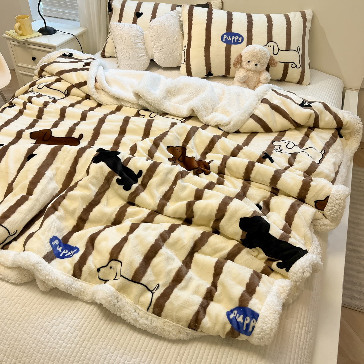 91家纺网 家纺一手货源 找家纺 盼季家纺 2025新款日韩奶油风羊羔绒+牛奶绒可爱卡通毛毯沙发毯盖毯 羊羔绒毛毯-咖条汪汪