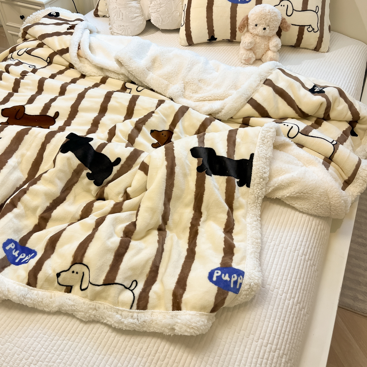 91家纺网 家纺一手货源 找家纺 盼季家纺 2025新款日韩奶油风羊羔绒+牛奶绒可爱卡通毛毯沙发毯盖毯 羊羔绒毛毯-咖条汪汪