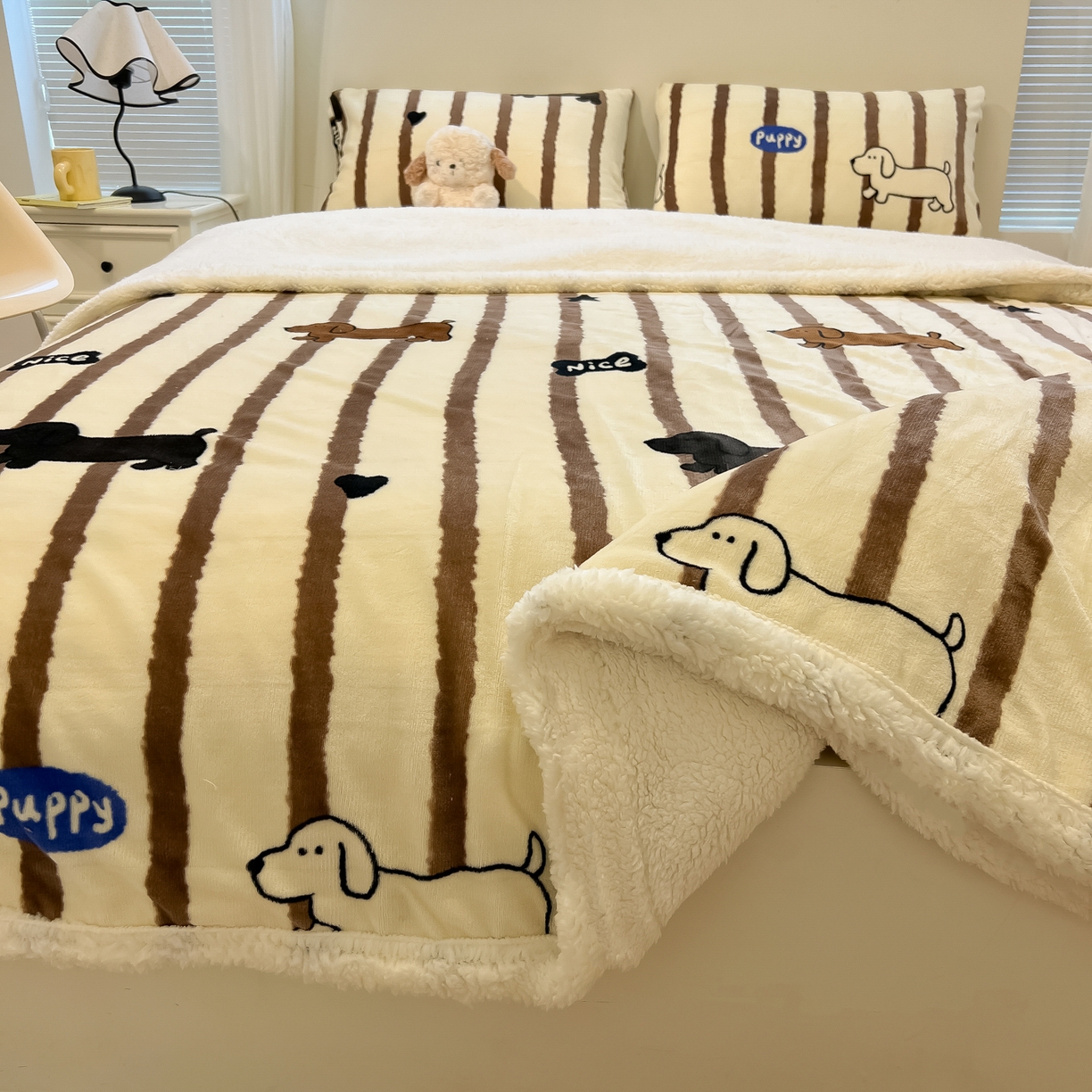 91家纺网 家纺一手货源 找家纺 盼季家纺 2025新款日韩奶油风羊羔绒+牛奶绒可爱卡通毛毯沙发毯盖毯 羊羔绒毛毯-咖条汪汪