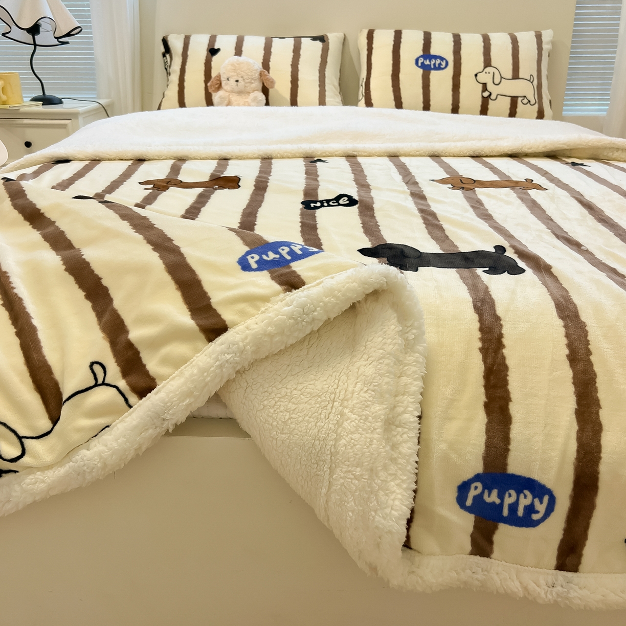 91家纺网 家纺一手货源 找家纺 盼季家纺 2025新款日韩奶油风羊羔绒+牛奶绒可爱卡通毛毯沙发毯盖毯 羊羔绒毛毯-咖条汪汪