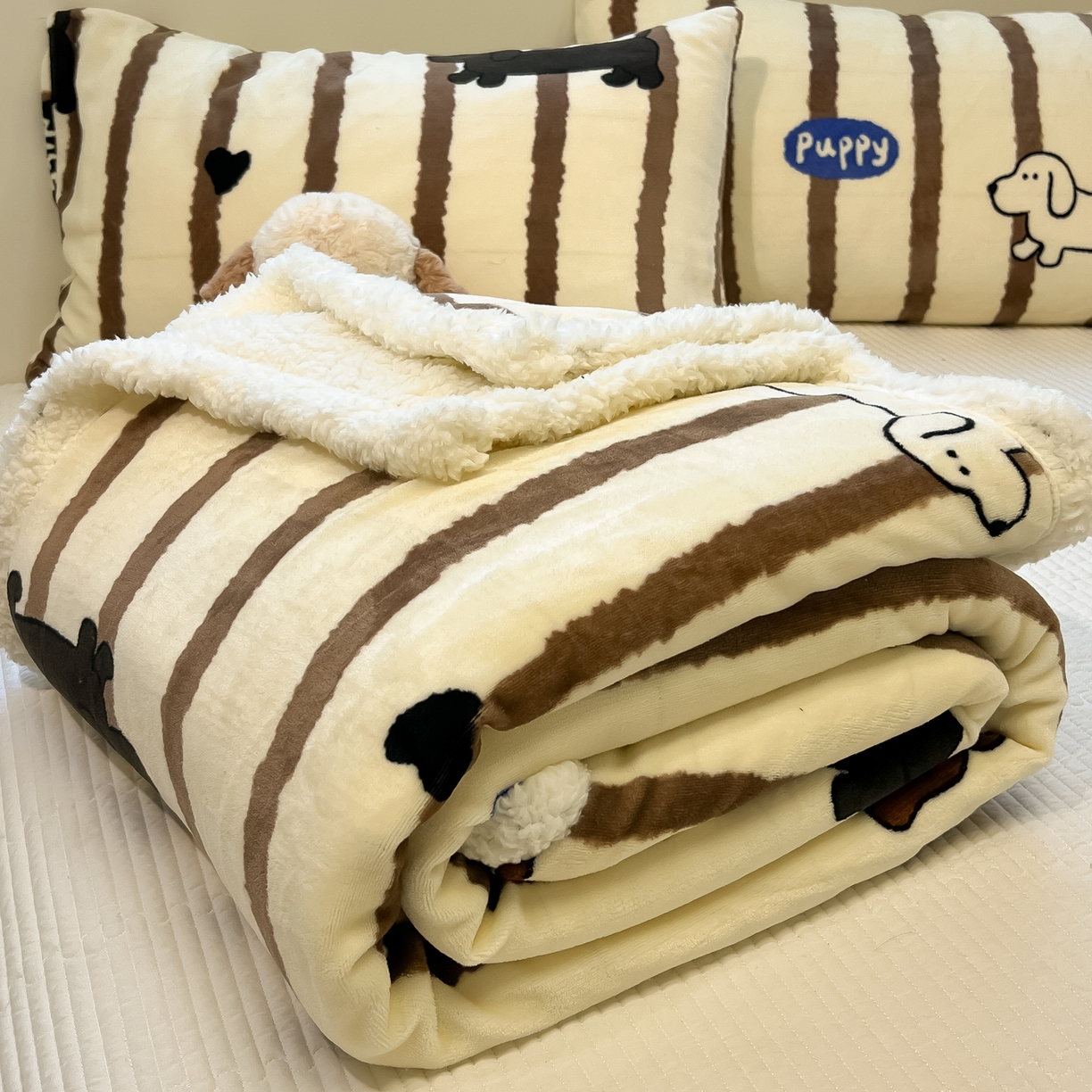 91家纺网 家纺一手货源 找家纺 盼季家纺 2025新款日韩奶油风羊羔绒+牛奶绒可爱卡通毛毯沙发毯盖毯 羊羔绒毛毯-咖条汪汪