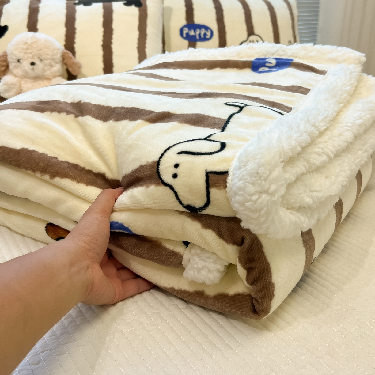 91家纺网 家纺一手货源 找家纺 盼季家纺 2025新款日韩奶油风羊羔绒+牛奶绒可爱卡通毛毯沙发毯盖毯 羊羔绒毛毯-咖条汪汪