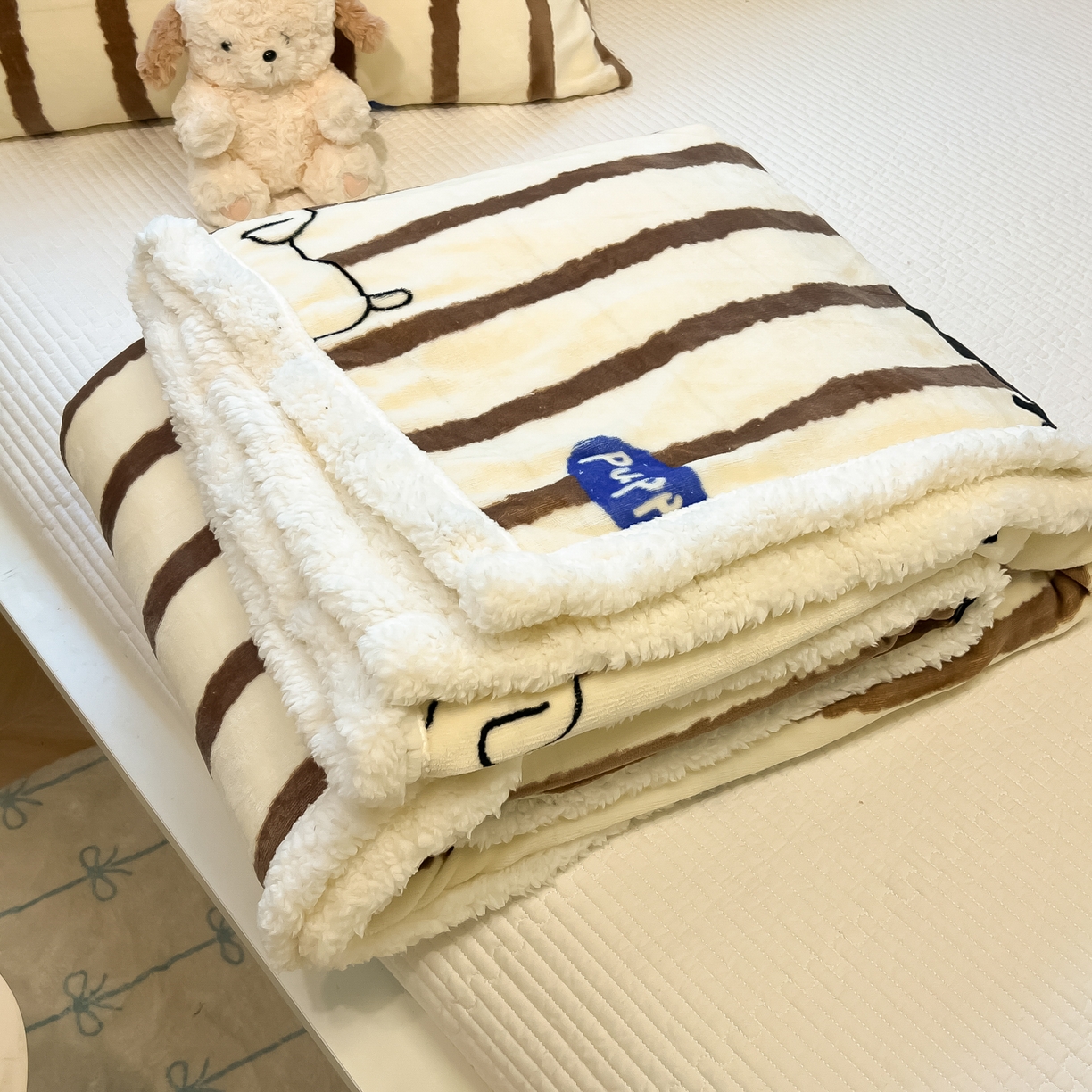 91家纺网 家纺一手货源 找家纺 盼季家纺 2025新款日韩奶油风羊羔绒+牛奶绒可爱卡通毛毯沙发毯盖毯 羊羔绒毛毯-咖条汪汪