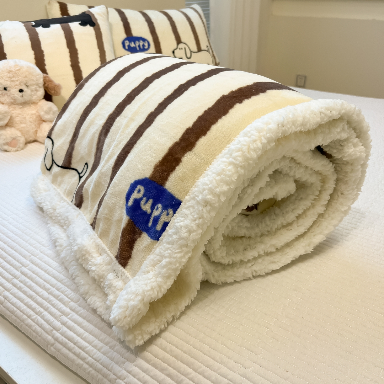 91家纺网 家纺一手货源 找家纺 盼季家纺 2025新款日韩奶油风羊羔绒+牛奶绒可爱卡通毛毯沙发毯盖毯 羊羔绒毛毯-咖条汪汪