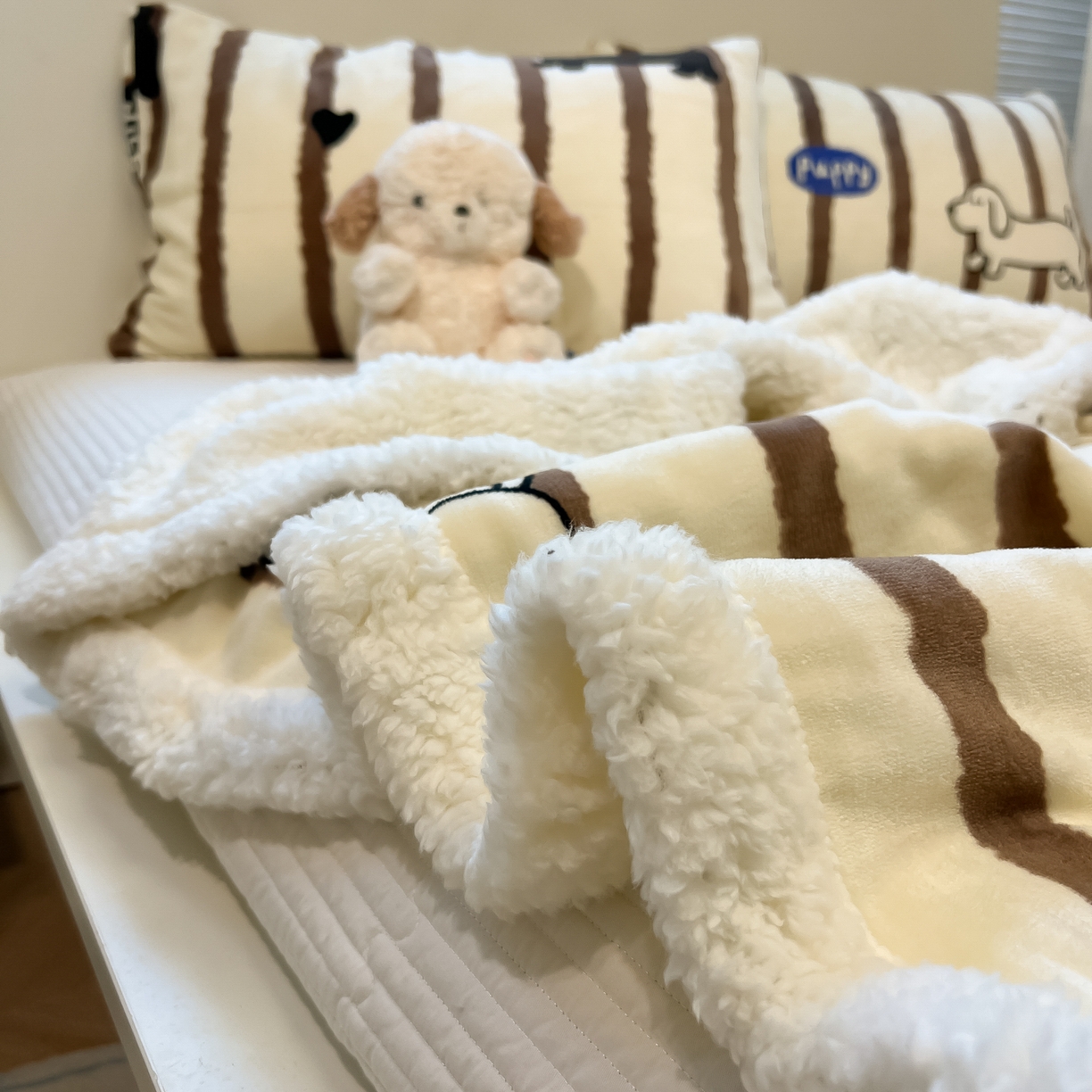 91家纺网 家纺一手货源 找家纺 盼季家纺 2025新款日韩奶油风羊羔绒+牛奶绒可爱卡通毛毯沙发毯盖毯 羊羔绒毛毯-咖条汪汪