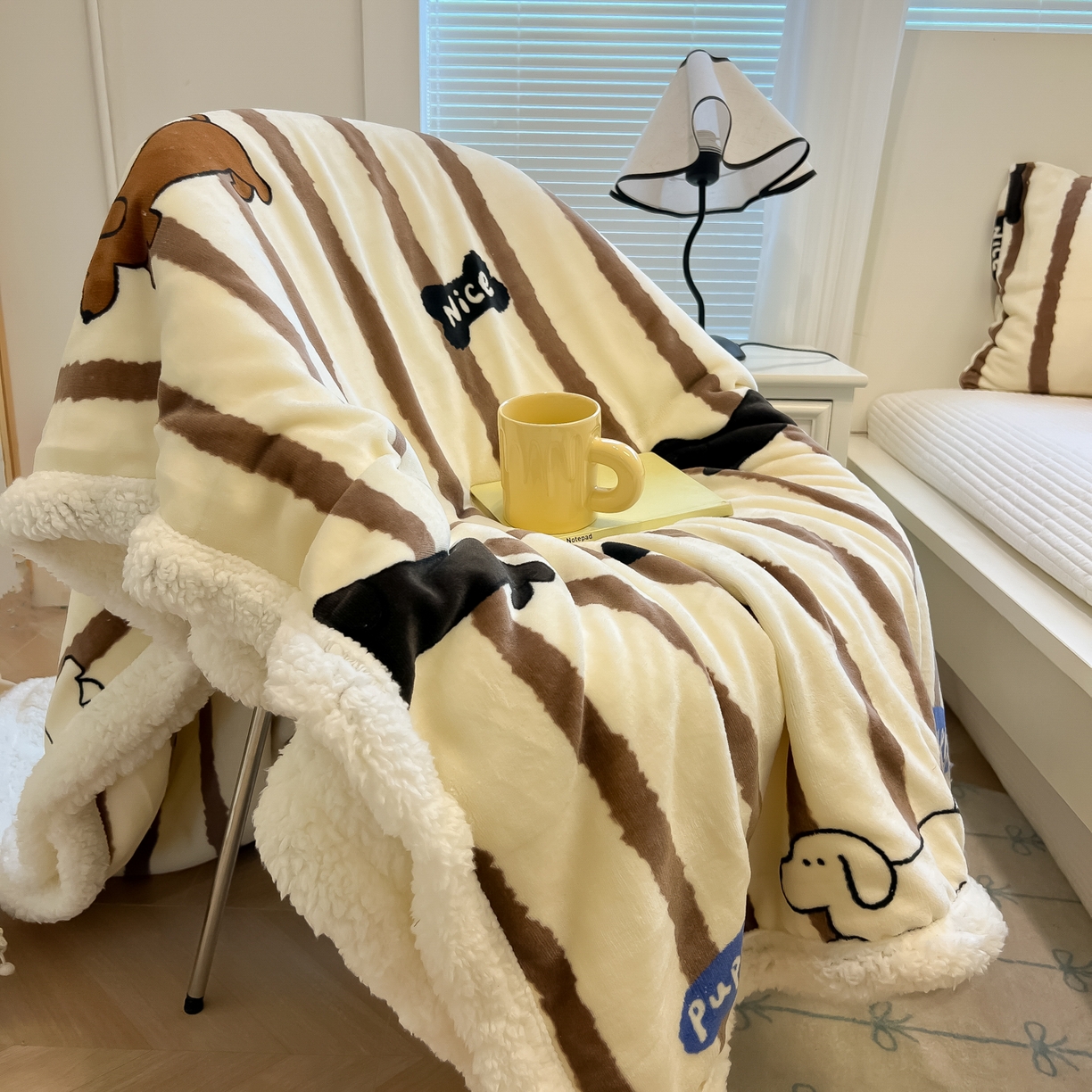 91家纺网 家纺一手货源 找家纺 盼季家纺 2025新款日韩奶油风羊羔绒+牛奶绒可爱卡通毛毯沙发毯盖毯 羊羔绒毛毯-咖条汪汪