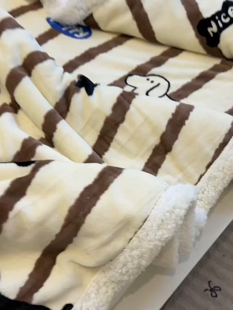 91家纺网 家纺一手货源 找家纺 盼季家纺 2025新款日韩奶油风羊羔绒+牛奶绒可爱卡通毛毯沙发毯盖毯 羊羔绒毛毯-咖条汪汪