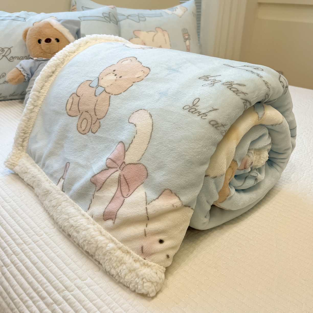 91家纺网 家纺一手货源 找家纺 盼季家纺 2025新款日韩奶油风羊羔绒+牛奶绒可爱卡通毛毯沙发毯盖毯 羊羔绒毛毯-奶油小熊