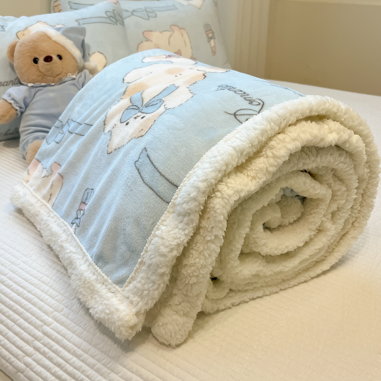 91家纺网 家纺一手货源 找家纺 盼季家纺 2025新款日韩奶油风羊羔绒+牛奶绒可爱卡通毛毯沙发毯盖毯 羊羔绒毛毯-奶油小熊