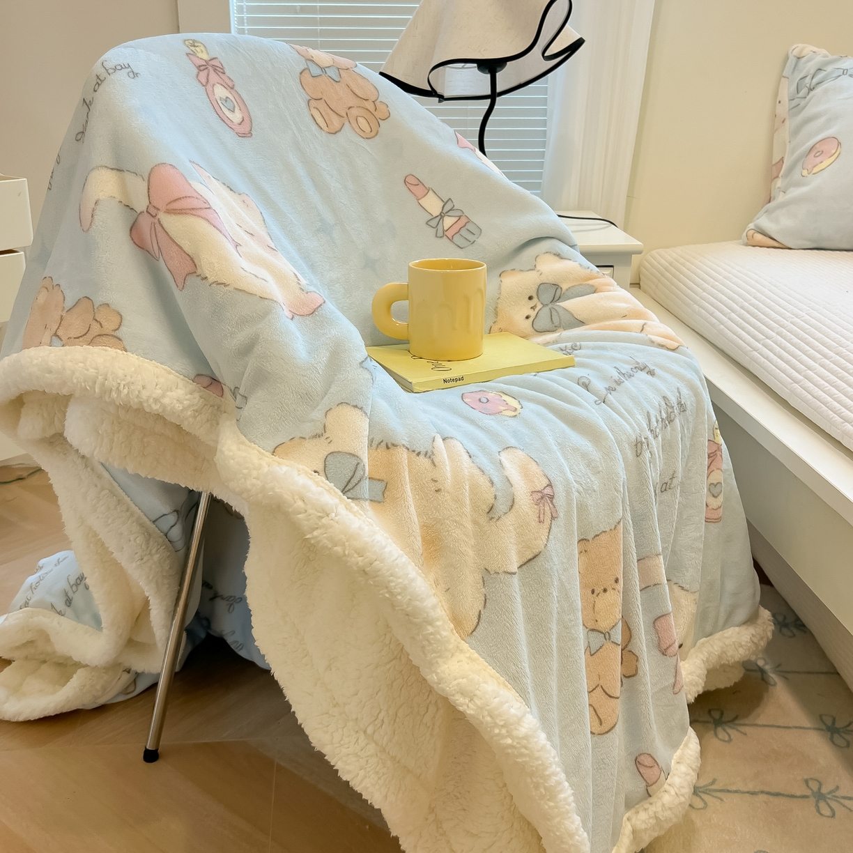 91家纺网 家纺一手货源 找家纺 盼季家纺 2025新款日韩奶油风羊羔绒+牛奶绒可爱卡通毛毯沙发毯盖毯 羊羔绒毛毯-奶油小熊