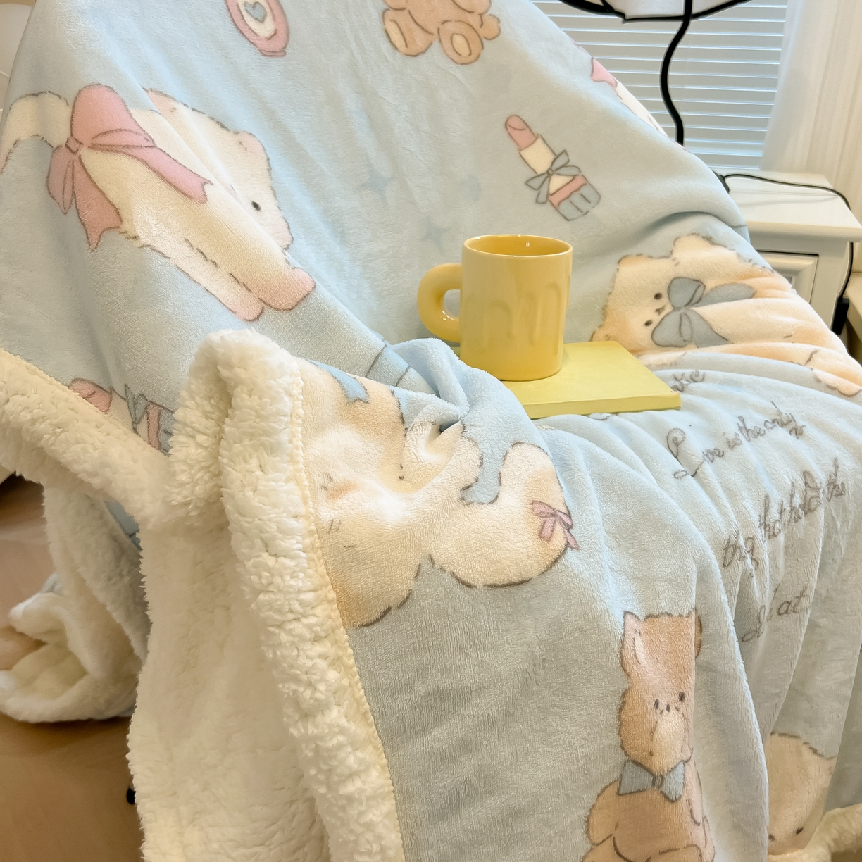 91家纺网 家纺一手货源 找家纺 盼季家纺 2025新款日韩奶油风羊羔绒+牛奶绒可爱卡通毛毯沙发毯盖毯 羊羔绒毛毯-奶油小熊