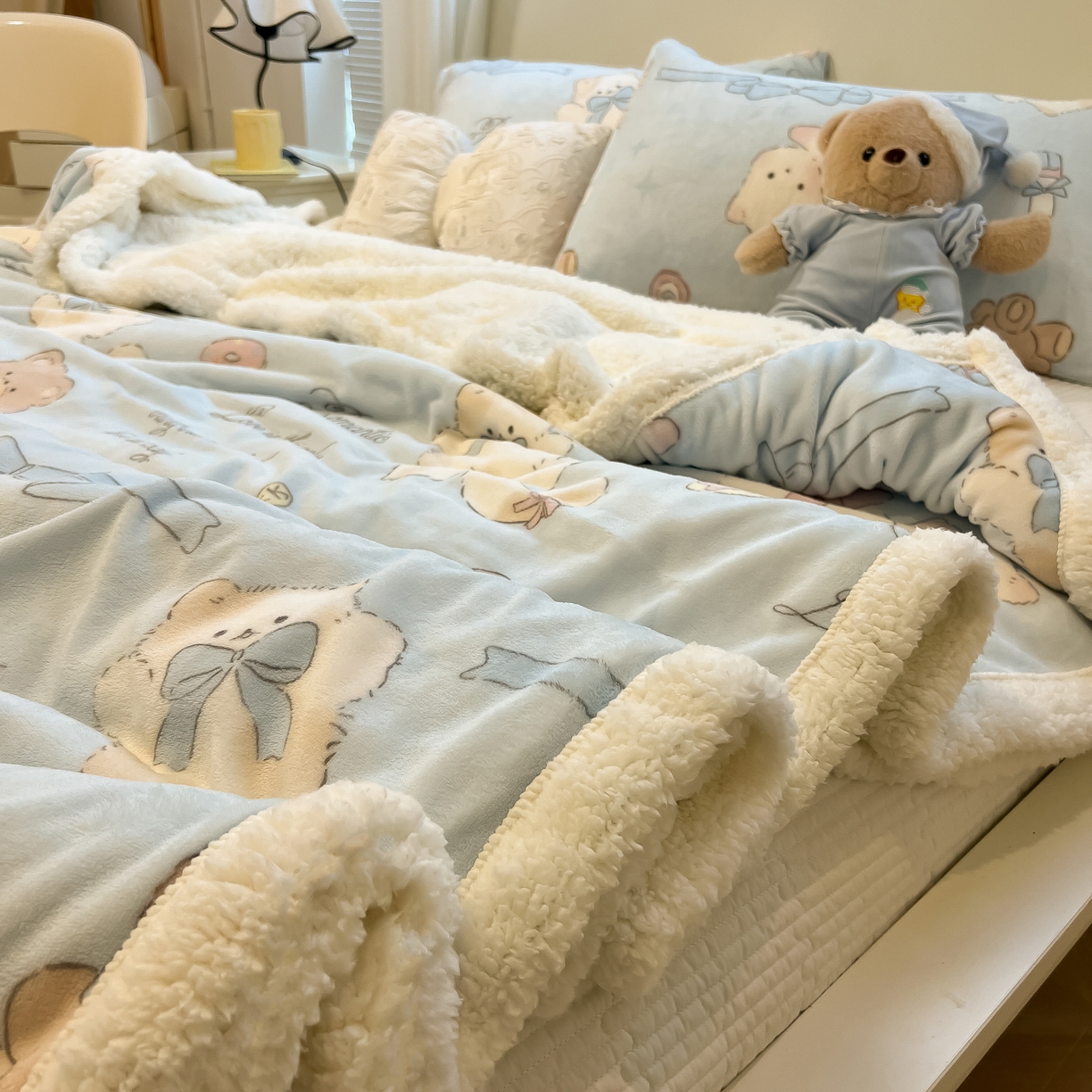 91家纺网 家纺一手货源 找家纺 盼季家纺 2025新款日韩奶油风羊羔绒+牛奶绒可爱卡通毛毯沙发毯盖毯 羊羔绒毛毯-奶油小熊