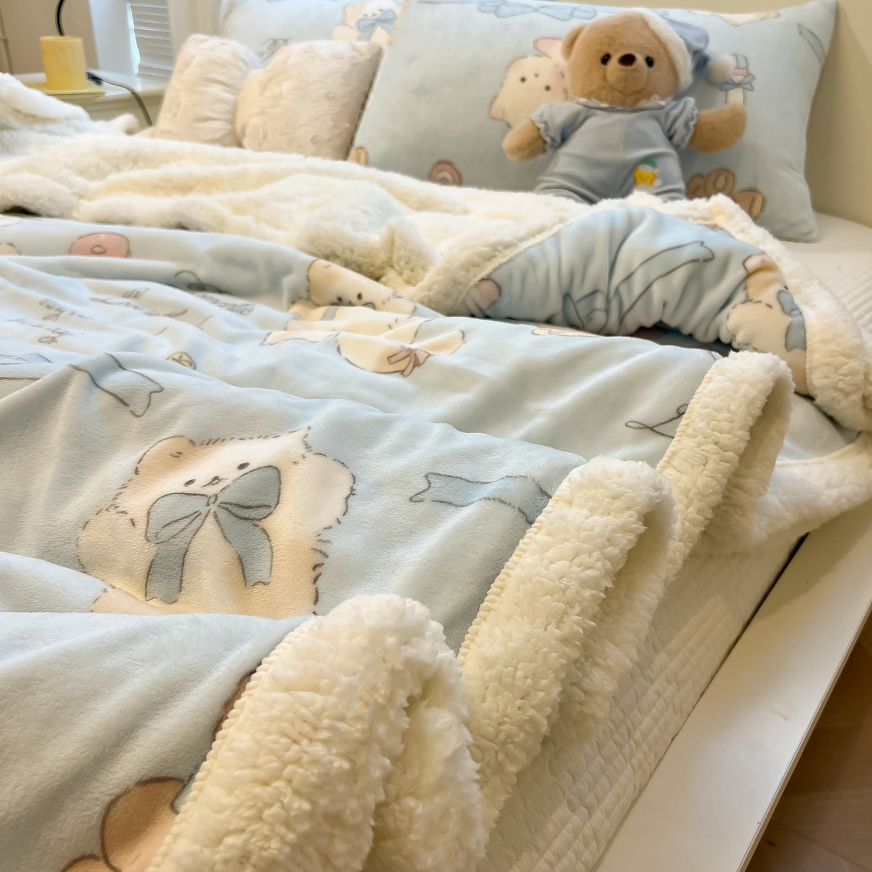 91家纺网 家纺一手货源 找家纺 盼季家纺 2025新款日韩奶油风羊羔绒+牛奶绒可爱卡通毛毯沙发毯盖毯 羊羔绒毛毯-奶油小熊