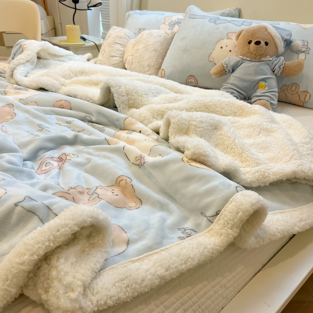 91家纺网 家纺一手货源 找家纺 盼季家纺 2025新款日韩奶油风羊羔绒+牛奶绒可爱卡通毛毯沙发毯盖毯 羊羔绒毛毯-奶油小熊