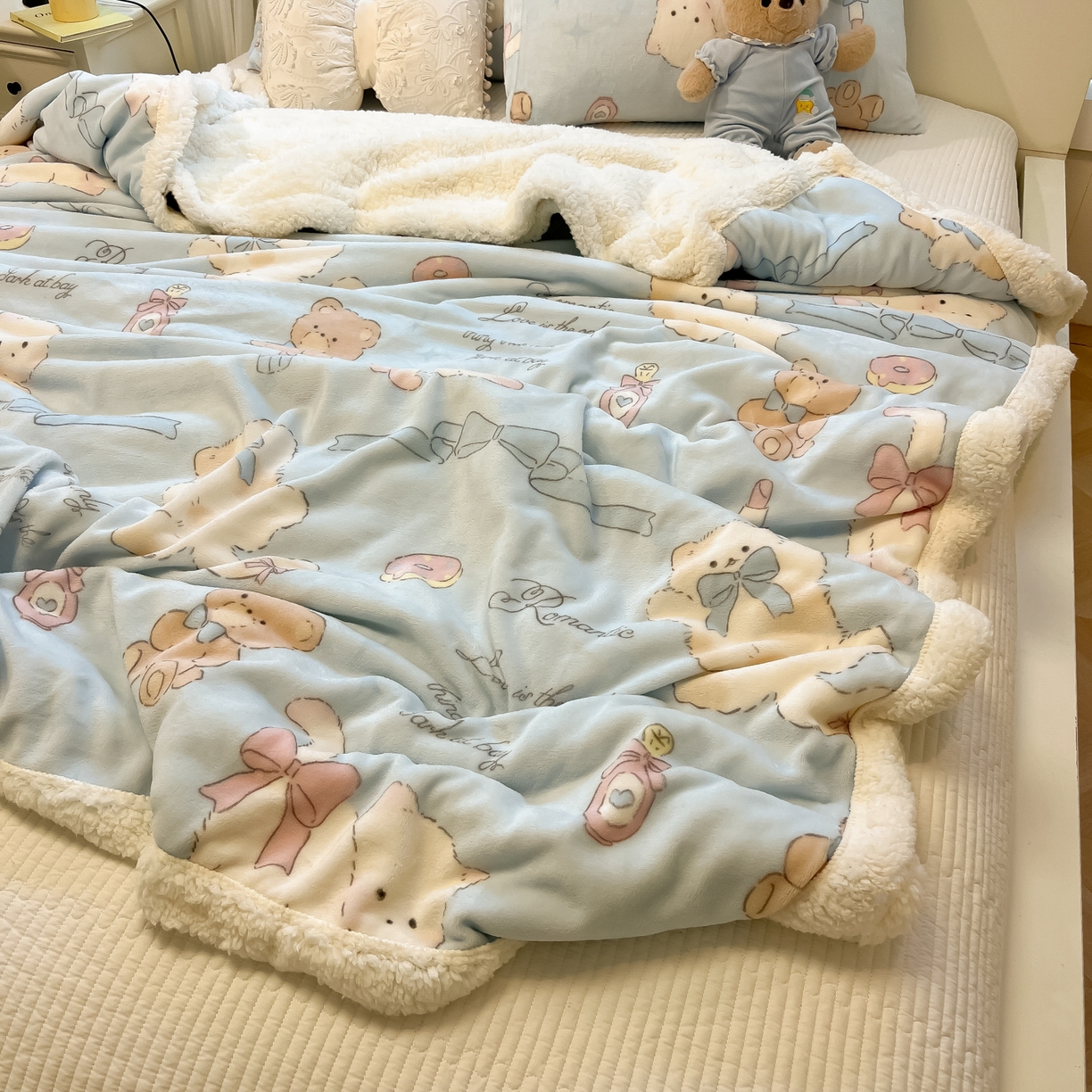 91家纺网 家纺一手货源 找家纺 盼季家纺 2025新款日韩奶油风羊羔绒+牛奶绒可爱卡通毛毯沙发毯盖毯 羊羔绒毛毯-奶油小熊