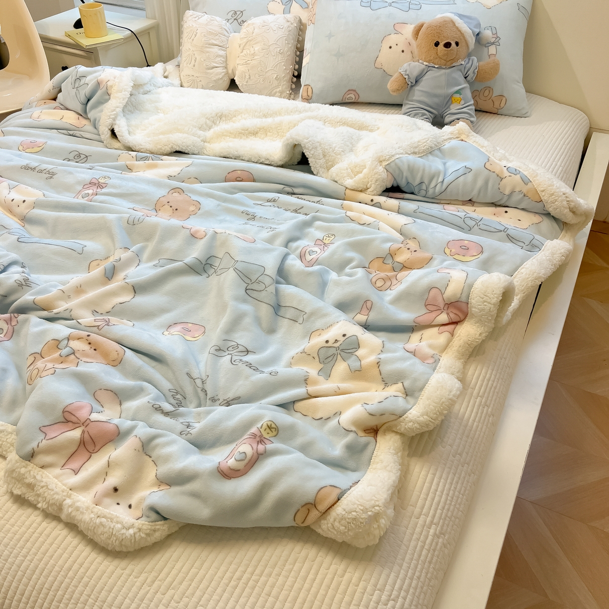 91家纺网 家纺一手货源 找家纺 盼季家纺 2025新款日韩奶油风羊羔绒+牛奶绒可爱卡通毛毯沙发毯盖毯 羊羔绒毛毯-奶油小熊