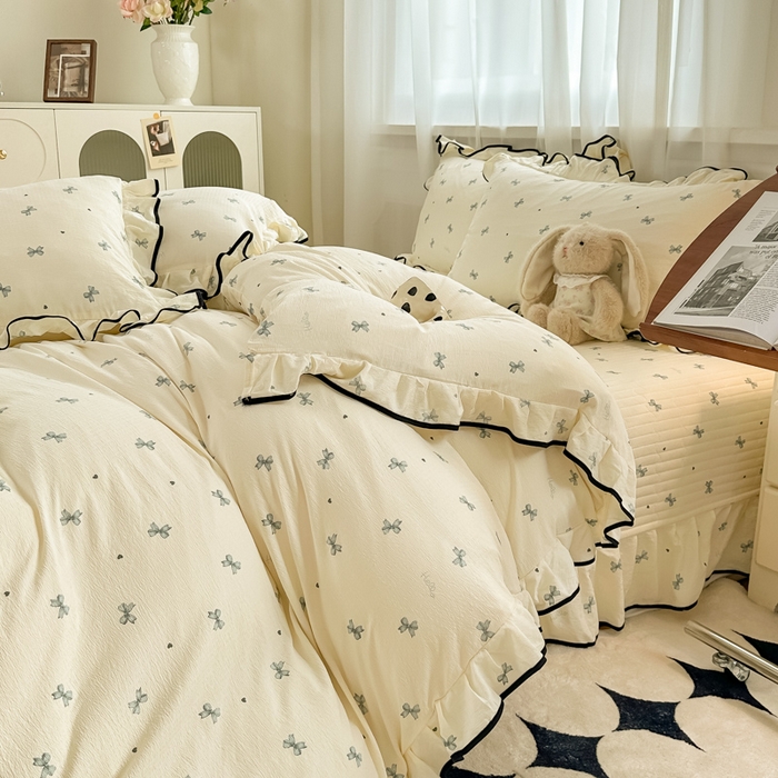 91家纺网 家纺一手货源 找家纺 梦可莱家居 2025秋冬新款法式小黑边木棉云感皱皱纱四件套床盖款 小黑边-兰蝴蝶结