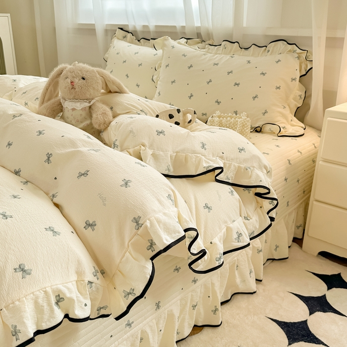 91家纺网 家纺一手货源 找家纺 梦可莱家居 2025秋冬新款法式小黑边木棉云感皱皱纱四件套床盖款 小黑边-兰蝴蝶结