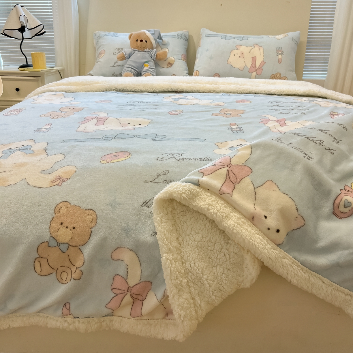 91家纺网 家纺一手货源 找家纺 盼季家纺 2025新款日韩奶油风羊羔绒+牛奶绒可爱卡通毛毯沙发毯盖毯 羊羔绒毛毯-奶油小熊