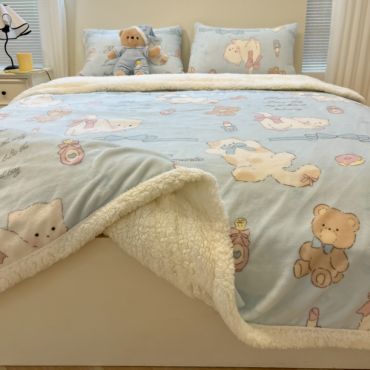 91家纺网 家纺一手货源 找家纺 盼季家纺 2025新款日韩奶油风羊羔绒+牛奶绒可爱卡通毛毯沙发毯盖毯 羊羔绒毛毯-奶油小熊