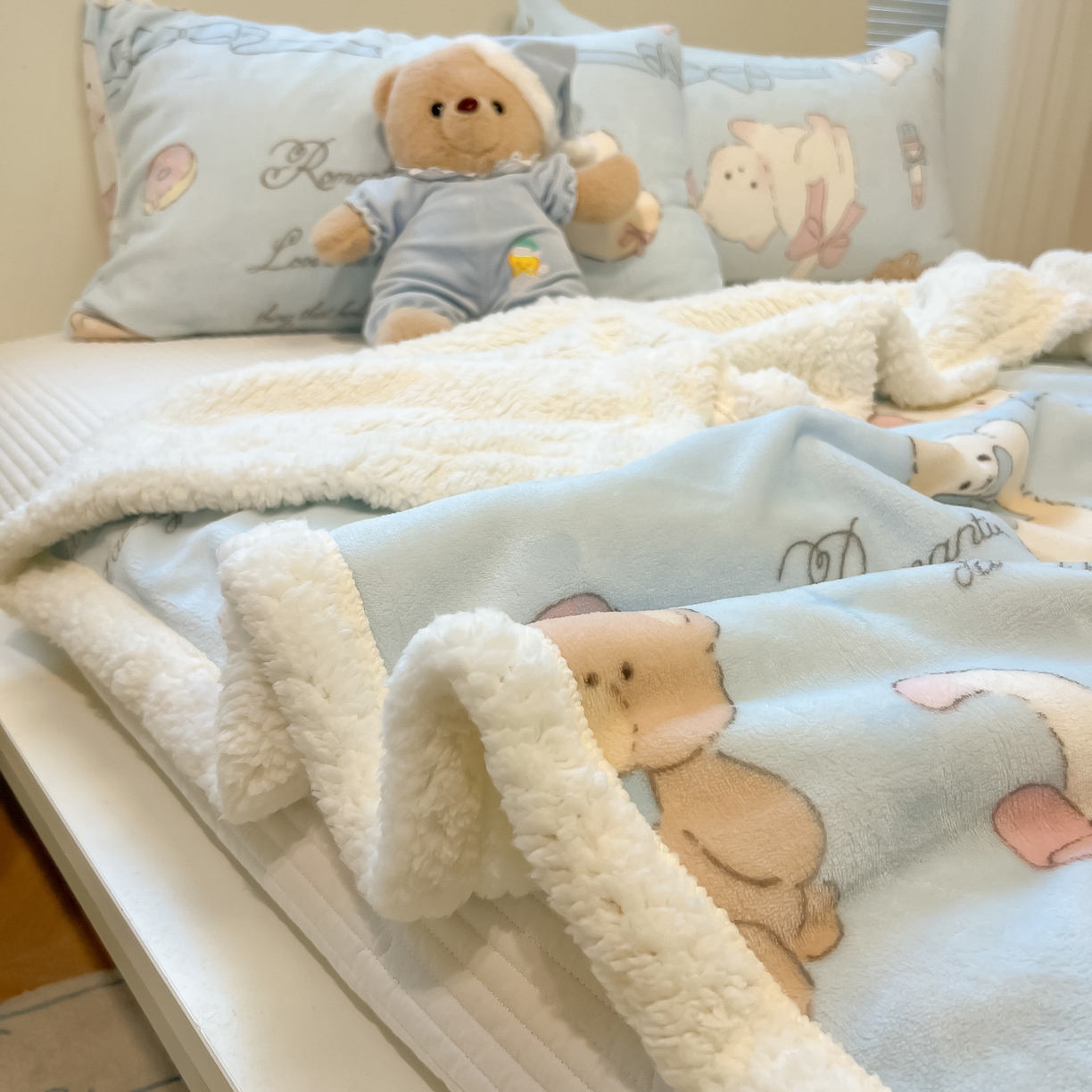 91家纺网 家纺一手货源 找家纺 盼季家纺 2025新款日韩奶油风羊羔绒+牛奶绒可爱卡通毛毯沙发毯盖毯 羊羔绒毛毯-奶油小熊