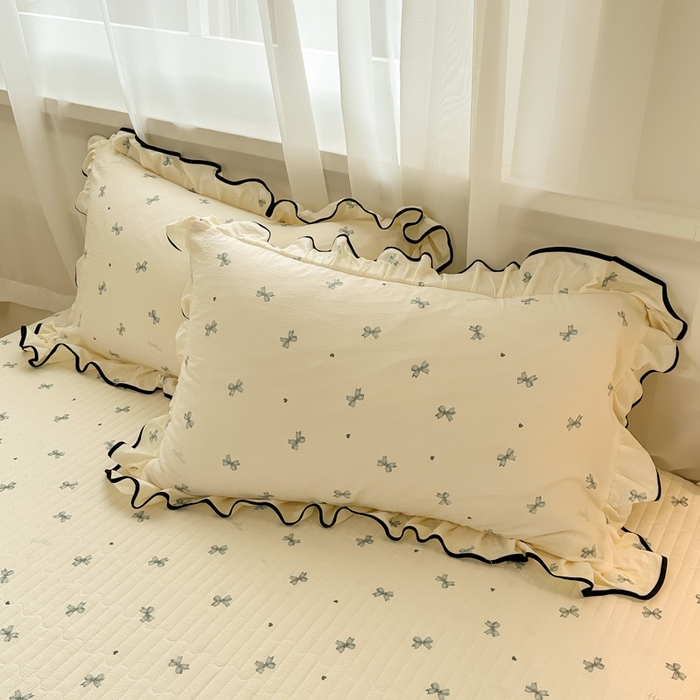 91家纺网 家纺一手货源 找家纺 梦可莱家居 2025秋冬新款法式小黑边木棉云感皱皱纱四件套床盖款 小黑边-兰蝴蝶结