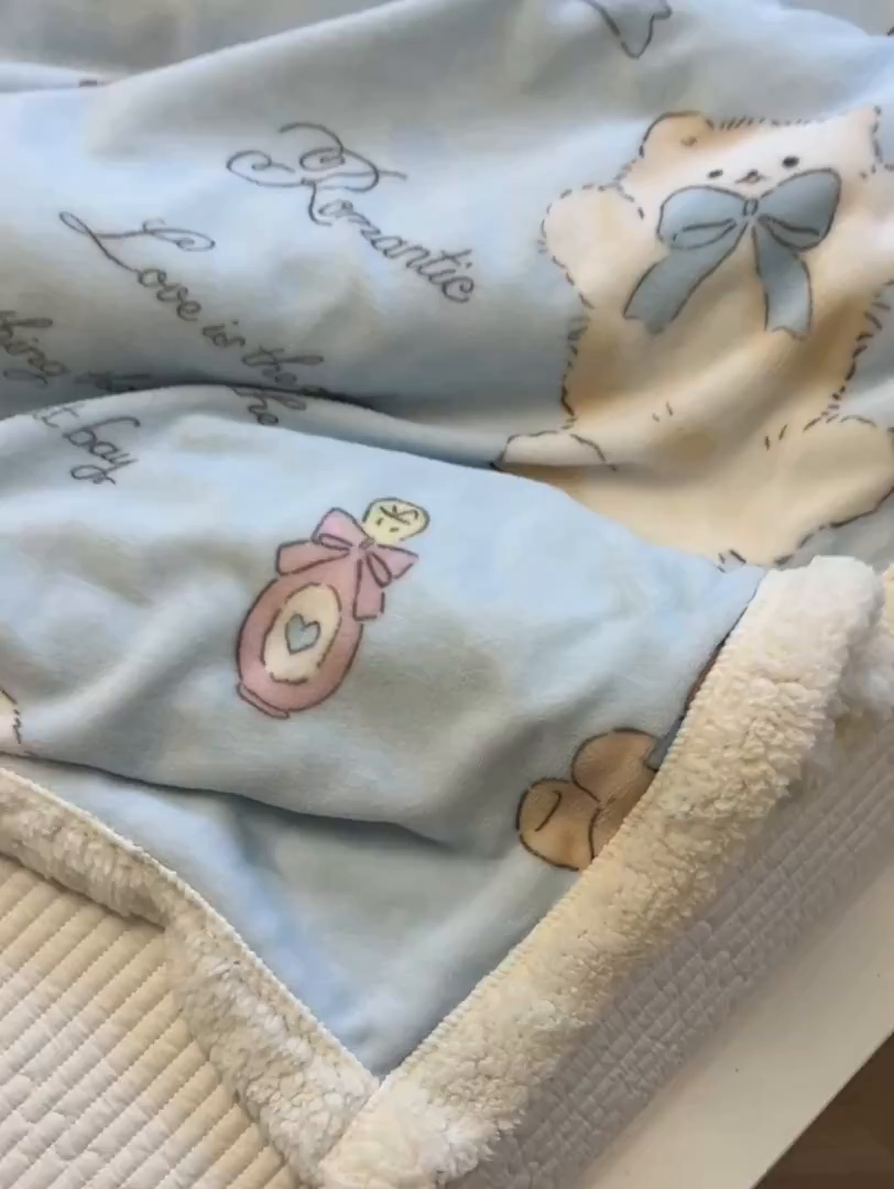 91家纺网 家纺一手货源 找家纺 盼季家纺 2025新款日韩奶油风羊羔绒+牛奶绒可爱卡通毛毯沙发毯盖毯 羊羔绒毛毯-奶油小熊