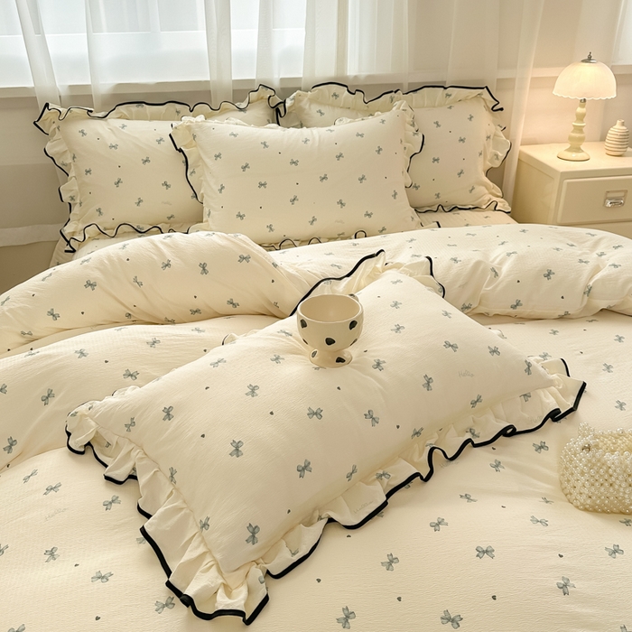 91家纺网 家纺一手货源 找家纺 梦可莱家居 2025秋冬新款法式小黑边木棉云感皱皱纱四件套床盖款 小黑边-兰蝴蝶结