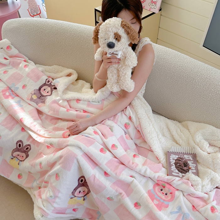 91家纺网 家纺一手货源 找家纺 贝扬思家纺 2025新款秋冬可爱系牛奶绒羊羔绒多功能毛毯奶盖系列 奶盖-奶糖拉布布