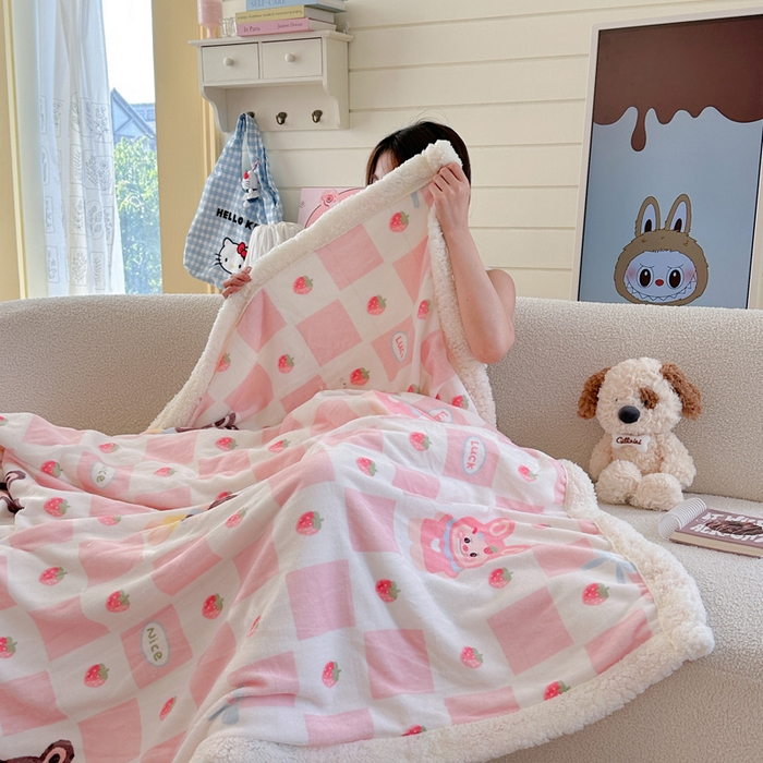 91家纺网 家纺一手货源 找家纺 贝扬思家纺 2025新款秋冬可爱系牛奶绒羊羔绒多功能毛毯奶盖系列 奶盖-奶糖拉布布