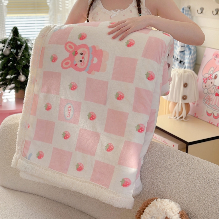 91家纺网 家纺一手货源 找家纺 贝扬思家纺 2025新款秋冬可爱系牛奶绒羊羔绒多功能毛毯奶盖系列 奶盖-奶糖拉布布