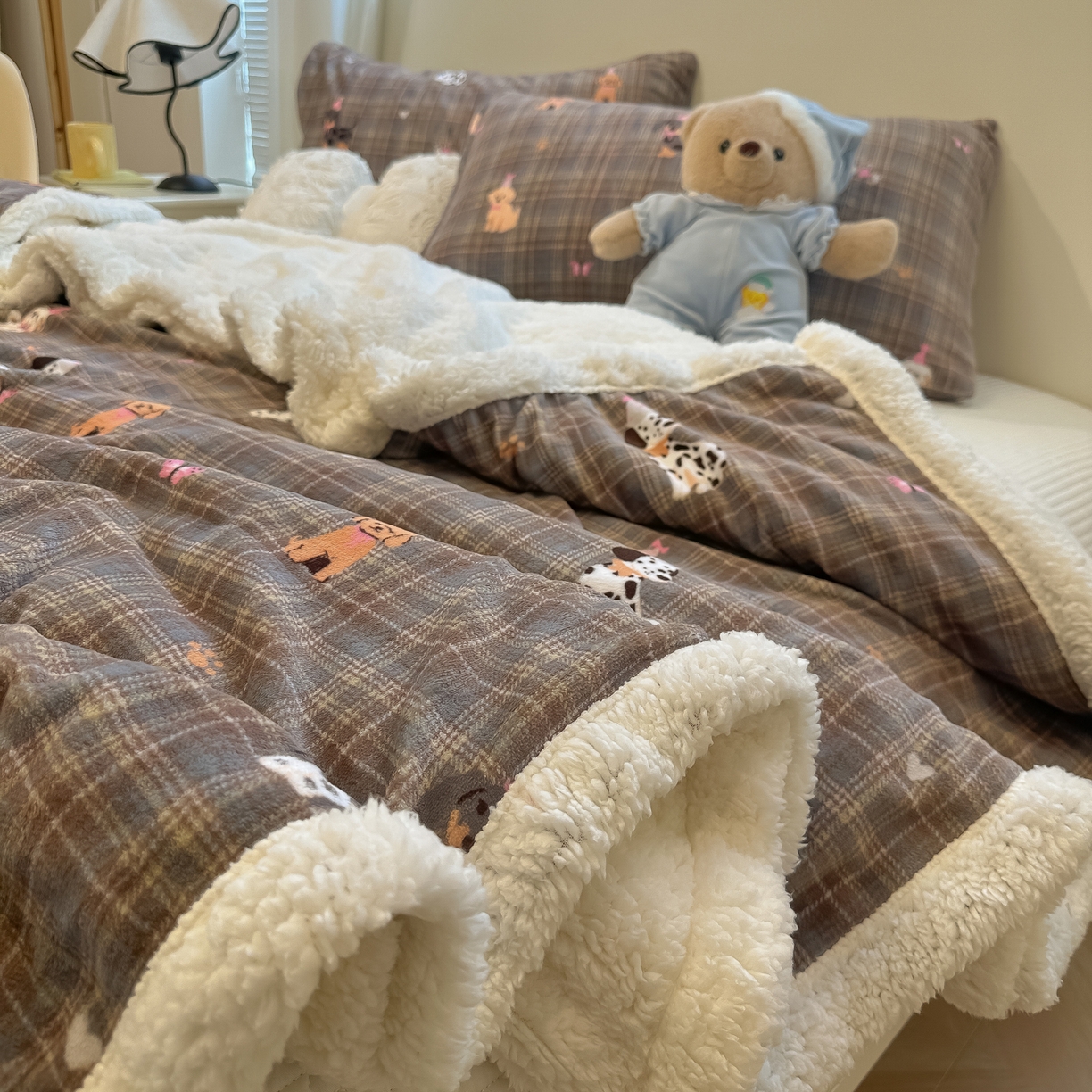 91家纺网 家纺一手货源 找家纺 盼季家纺 2025新款日韩奶油风羊羔绒+牛奶绒可爱卡通毛毯沙发毯盖毯 羊羔绒毛毯-塞班那狗