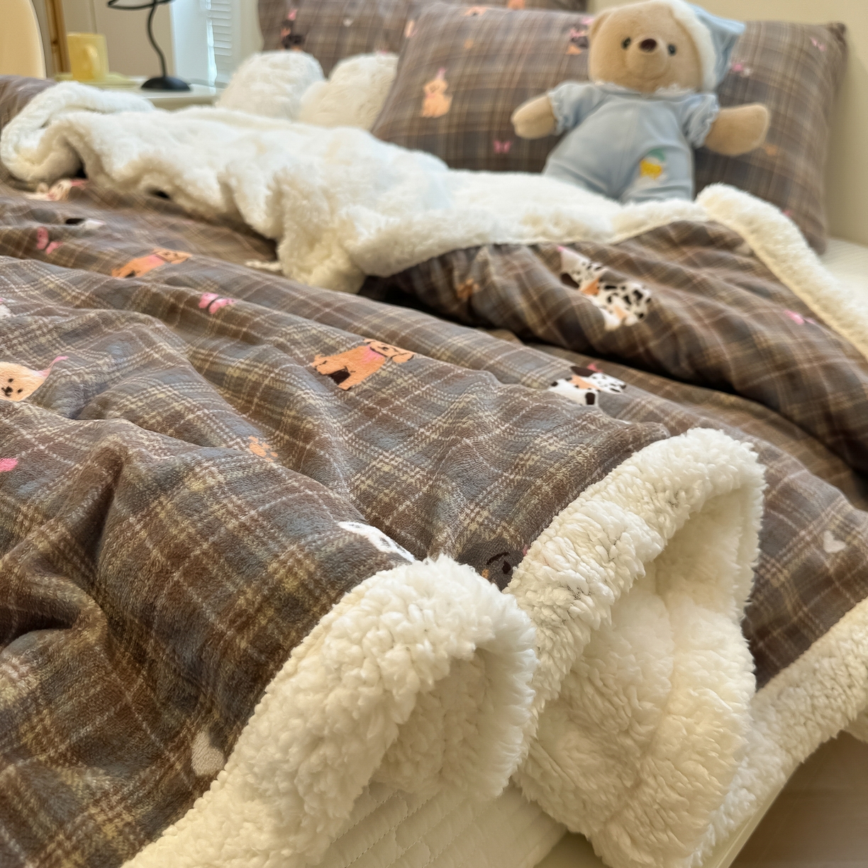 91家纺网 家纺一手货源 找家纺 盼季家纺 2025新款日韩奶油风羊羔绒+牛奶绒可爱卡通毛毯沙发毯盖毯 羊羔绒毛毯-塞班那狗