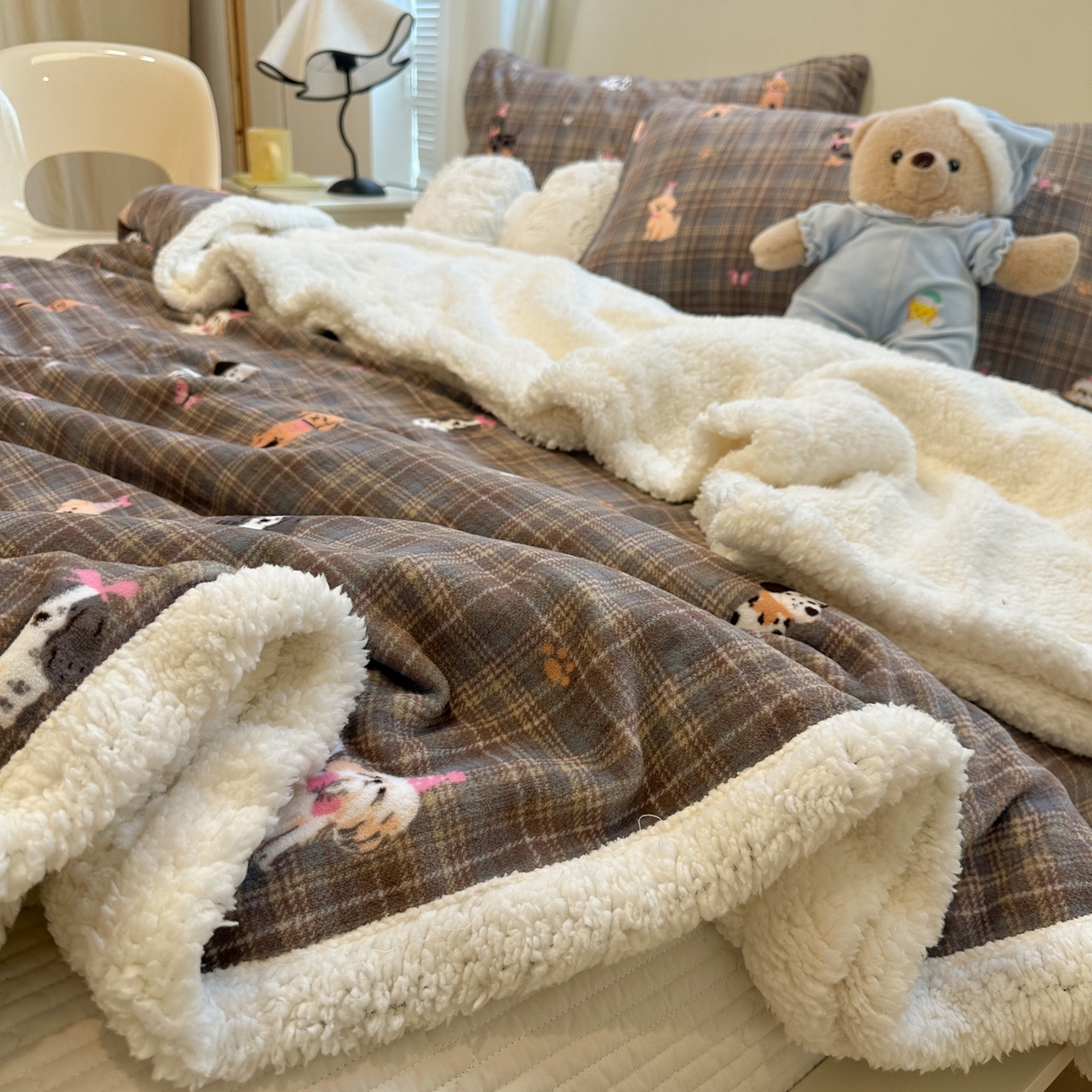 91家纺网 家纺一手货源 找家纺 盼季家纺 2025新款日韩奶油风羊羔绒+牛奶绒可爱卡通毛毯沙发毯盖毯 羊羔绒毛毯-塞班那狗