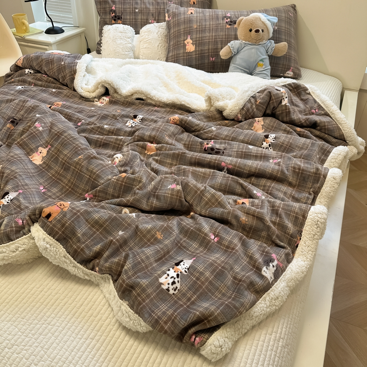 91家纺网 家纺一手货源 找家纺 盼季家纺 2025新款日韩奶油风羊羔绒+牛奶绒可爱卡通毛毯沙发毯盖毯 羊羔绒毛毯-塞班那狗