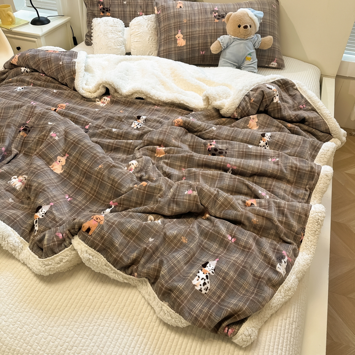 91家纺网 家纺一手货源 找家纺 盼季家纺 2025新款日韩奶油风羊羔绒+牛奶绒可爱卡通毛毯沙发毯盖毯 羊羔绒毛毯-塞班那狗