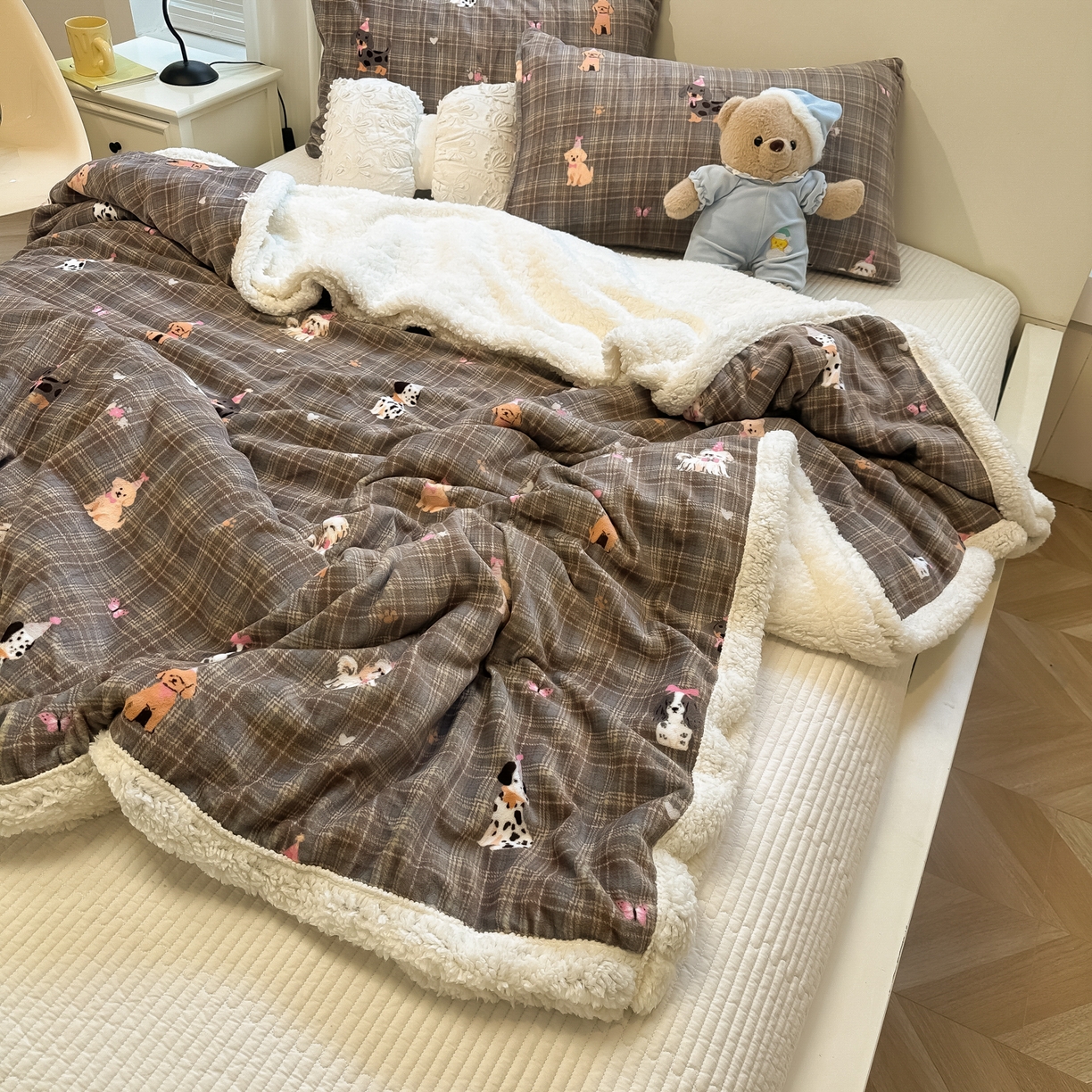 91家纺网 家纺一手货源 找家纺 盼季家纺 2025新款日韩奶油风羊羔绒+牛奶绒可爱卡通毛毯沙发毯盖毯 羊羔绒毛毯-塞班那狗