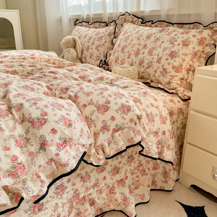 91家纺网 家纺一手货源 找家纺 梦可莱家居 2025秋冬新款法式小黑边木棉云感皱皱纱四件套床盖款 小黑边-玫瑰花园