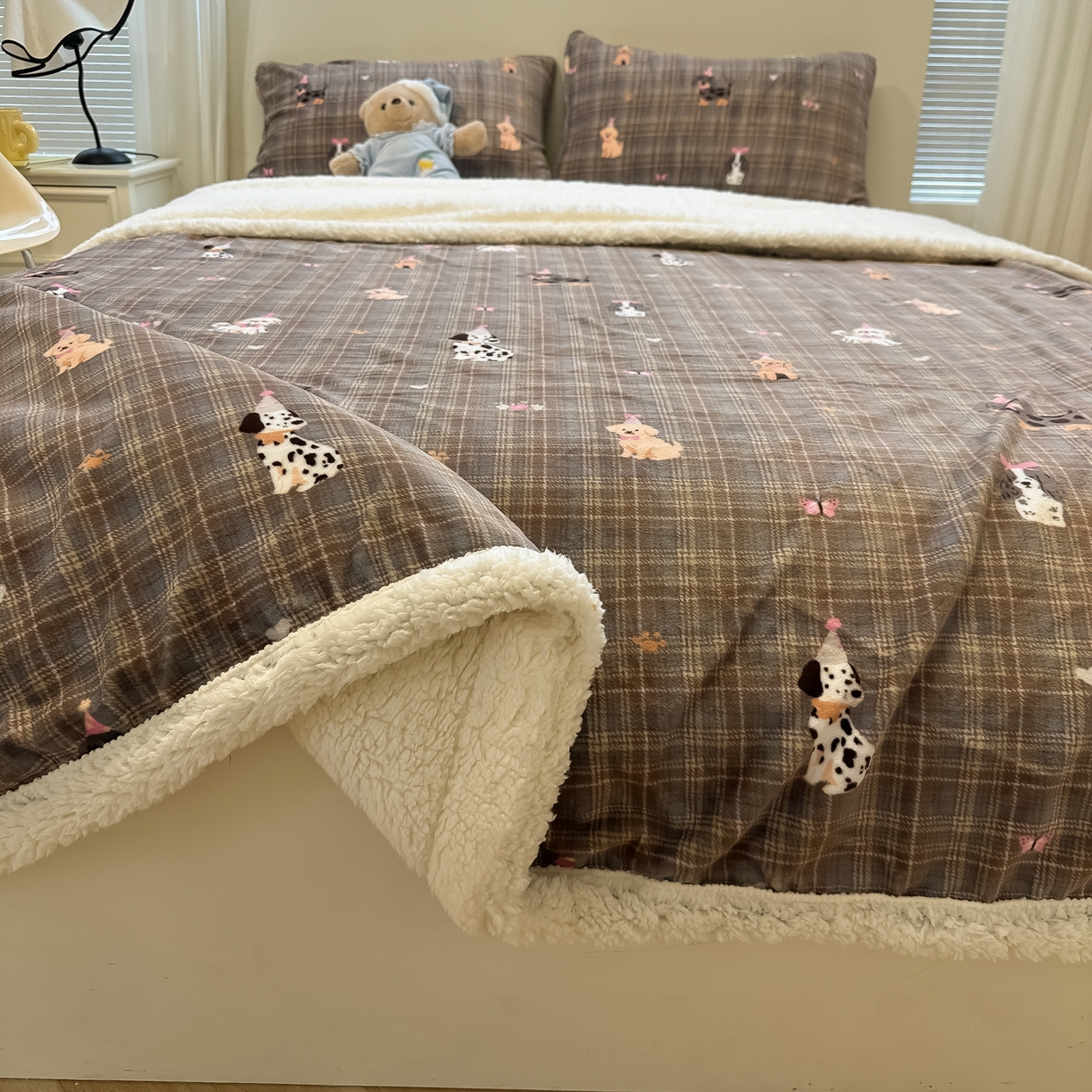 91家纺网 家纺一手货源 找家纺 盼季家纺 2025新款日韩奶油风羊羔绒+牛奶绒可爱卡通毛毯沙发毯盖毯 羊羔绒毛毯-塞班那狗