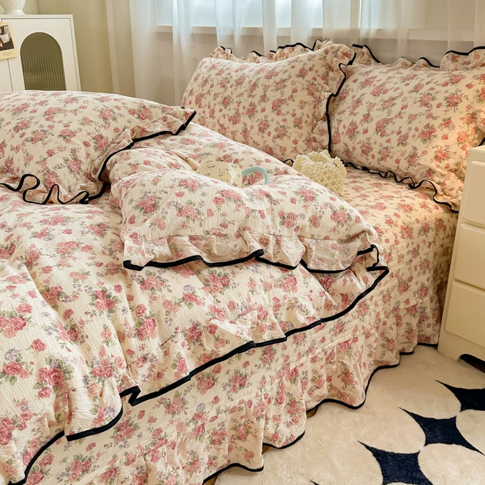 91家纺网 家纺一手货源 找家纺 梦可莱家居 2025秋冬新款法式小黑边木棉云感皱皱纱四件套床盖款 小黑边-玫瑰花园