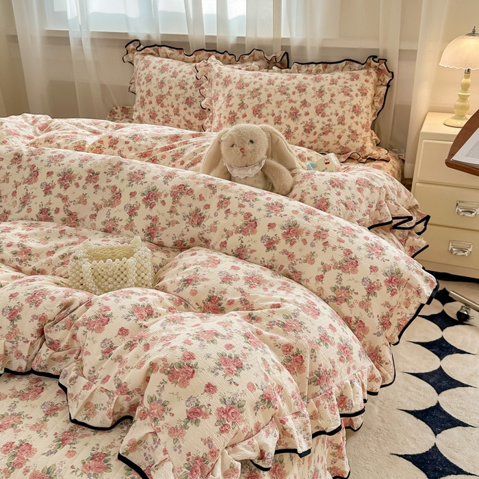 91家纺网 家纺一手货源 找家纺 梦可莱家居 2025秋冬新款法式小黑边木棉云感皱皱纱四件套床盖款 小黑边-玫瑰花园