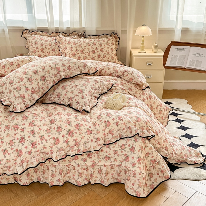 91家纺网 家纺一手货源 找家纺 梦可莱家居 2025秋冬新款法式小黑边木棉云感皱皱纱四件套床盖款 小黑边-玫瑰花园