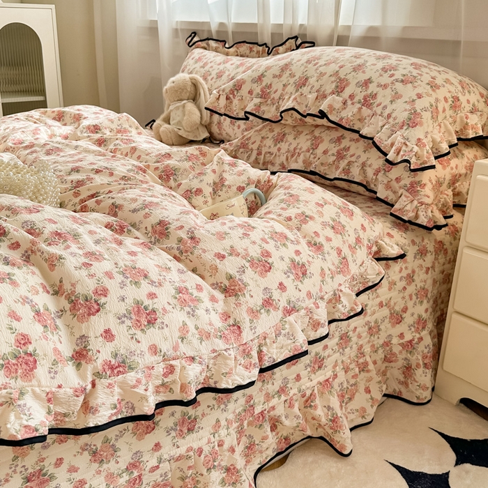 91家纺网 家纺一手货源 找家纺 梦可莱家居 2025秋冬新款法式小黑边木棉云感皱皱纱四件套床盖款 小黑边-玫瑰花园