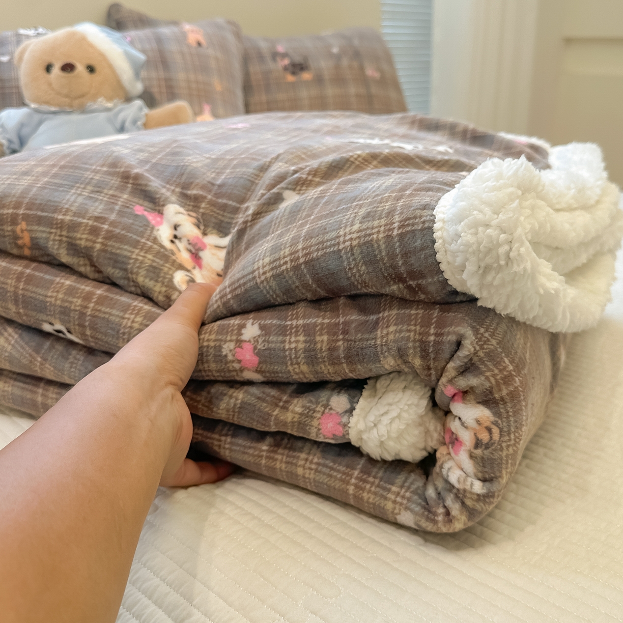 91家纺网 家纺一手货源 找家纺 盼季家纺 2025新款日韩奶油风羊羔绒+牛奶绒可爱卡通毛毯沙发毯盖毯 羊羔绒毛毯-塞班那狗