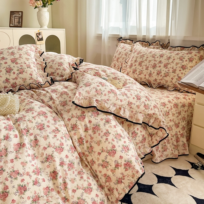 91家纺网 家纺一手货源 找家纺 梦可莱家居 2025秋冬新款法式小黑边木棉云感皱皱纱四件套床盖款 小黑边-玫瑰花园