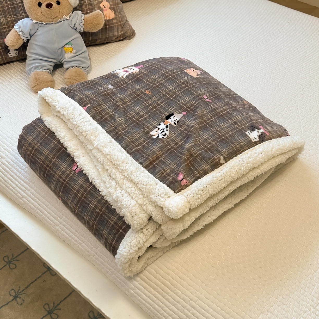 91家纺网 家纺一手货源 找家纺 盼季家纺 2025新款日韩奶油风羊羔绒+牛奶绒可爱卡通毛毯沙发毯盖毯 羊羔绒毛毯-塞班那狗