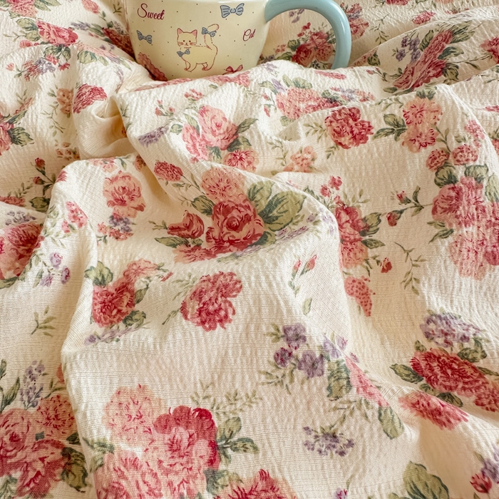 91家纺网 家纺一手货源 找家纺 梦可莱家居 2025秋冬新款法式小黑边木棉云感皱皱纱四件套床盖款 小黑边-玫瑰花园