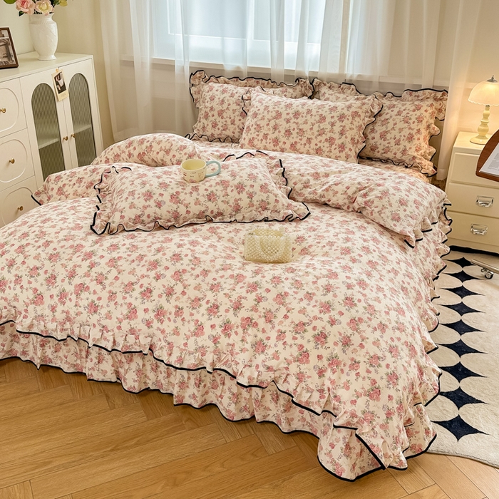 91家纺网 家纺一手货源 找家纺 梦可莱家居 2025秋冬新款法式小黑边木棉云感皱皱纱四件套床盖款 小黑边-玫瑰花园