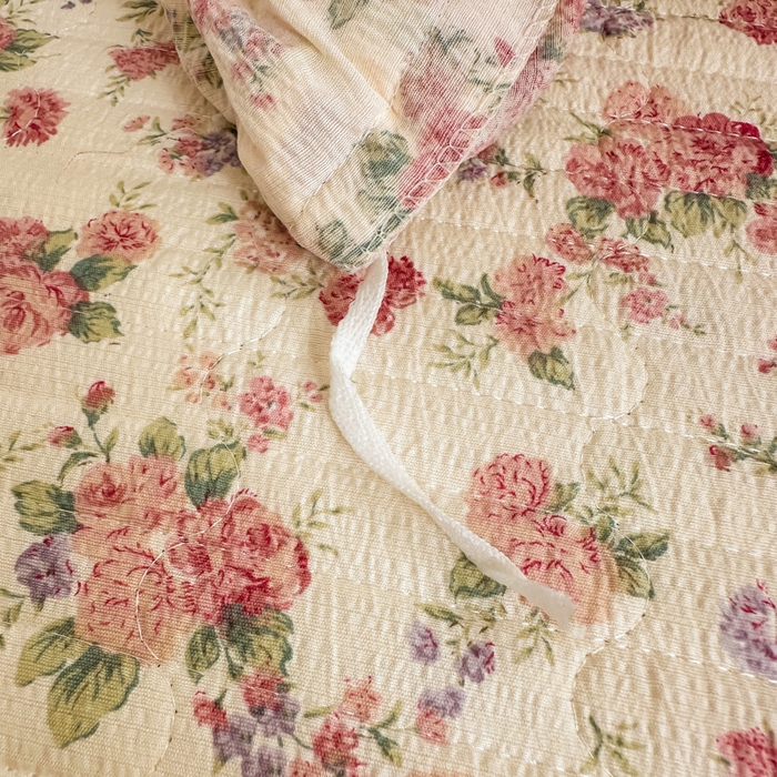 91家纺网 家纺一手货源 找家纺 梦可莱家居 2025秋冬新款法式小黑边木棉云感皱皱纱四件套床盖款 小黑边-玫瑰花园